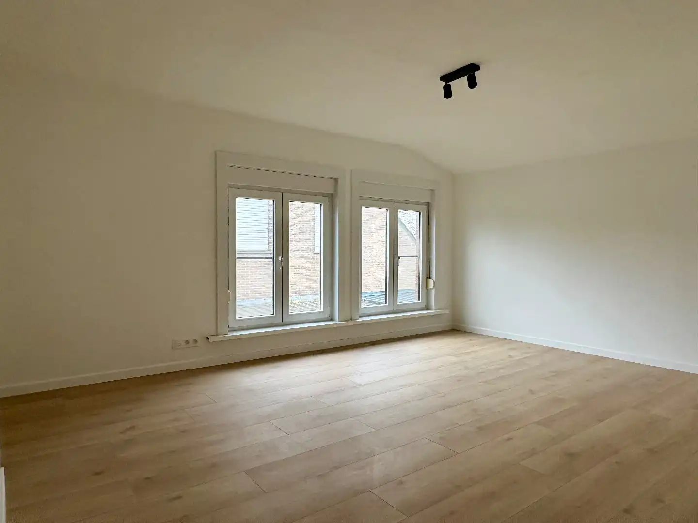 Gerenoveerde woning te huur in Wingene op 1197m² foto 9