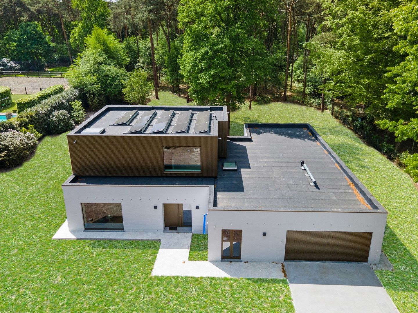 Moderne nieuwbouwvilla op prachtig perceel van 4.718 m² foto 2