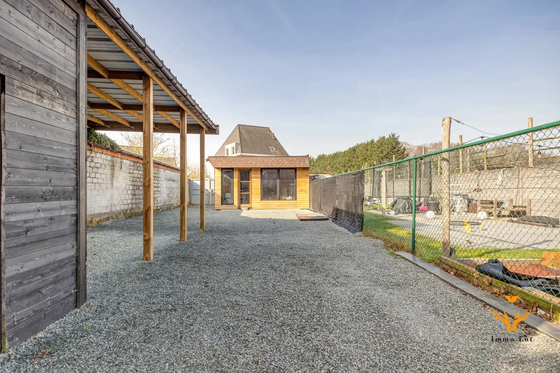 perceel met 2 garages en carport foto 3