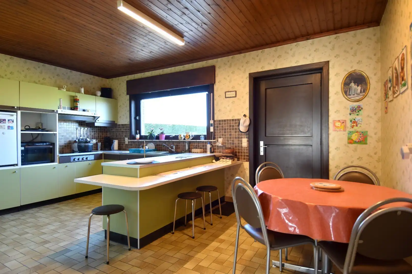 Alleensteenstaande woning met 4 slaapkamers en dubbele garage te koop op een rustige ligging te Bissegem foto 5