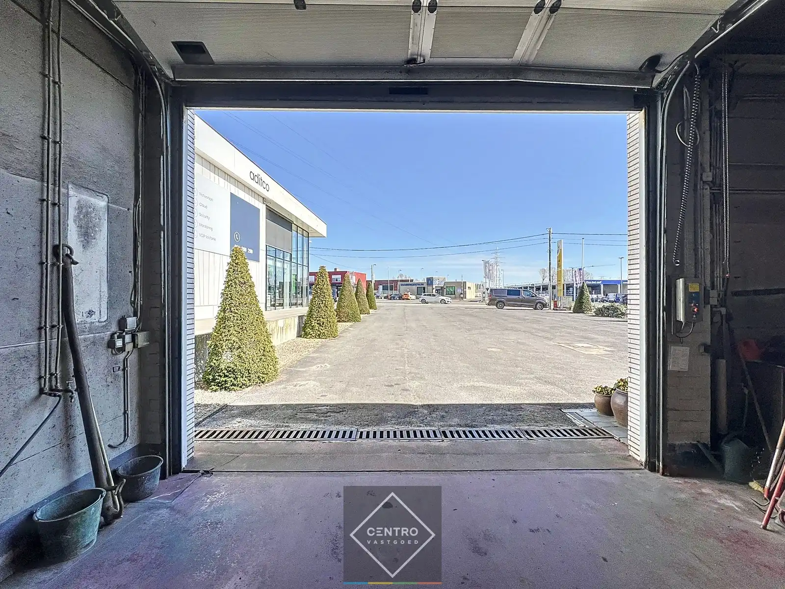 Commercieel gebouw (460m²) met verhard buitenterrein (heden AUTOWERKPLAATS) met uitbreidingsmogelijkheden en VEEL PASSAGE ! foto 9
