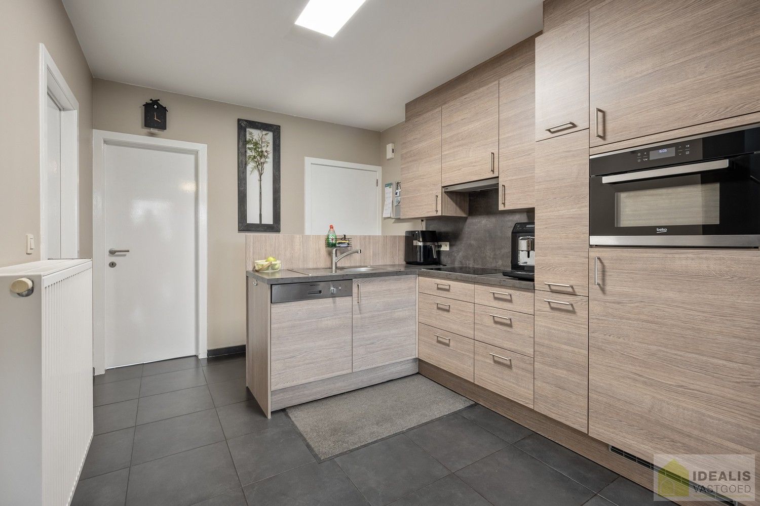 INSTAPKLARE GEZINSWONING MET LICHTRIJKE LEEFRUIMTE, RUIME EN VERZORGDE KEUKEN, BADKAMER EN 3 GOEDE SLAAPKAMERS OP EEN KNAP ZUID-GEORIENTEERDE PERCEEL VAN 2A 32A foto 7