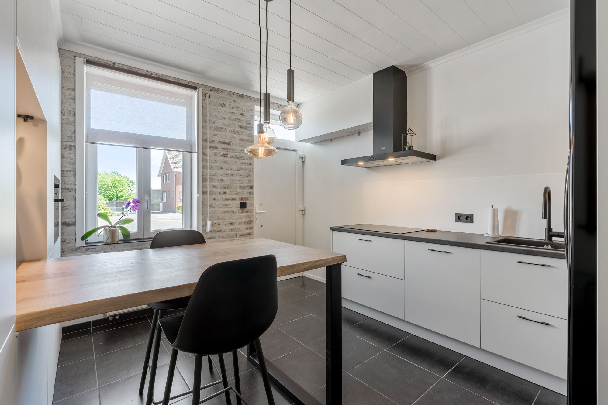 Compleet gerenoveerde en instapklare woning te Kortessem! foto 5