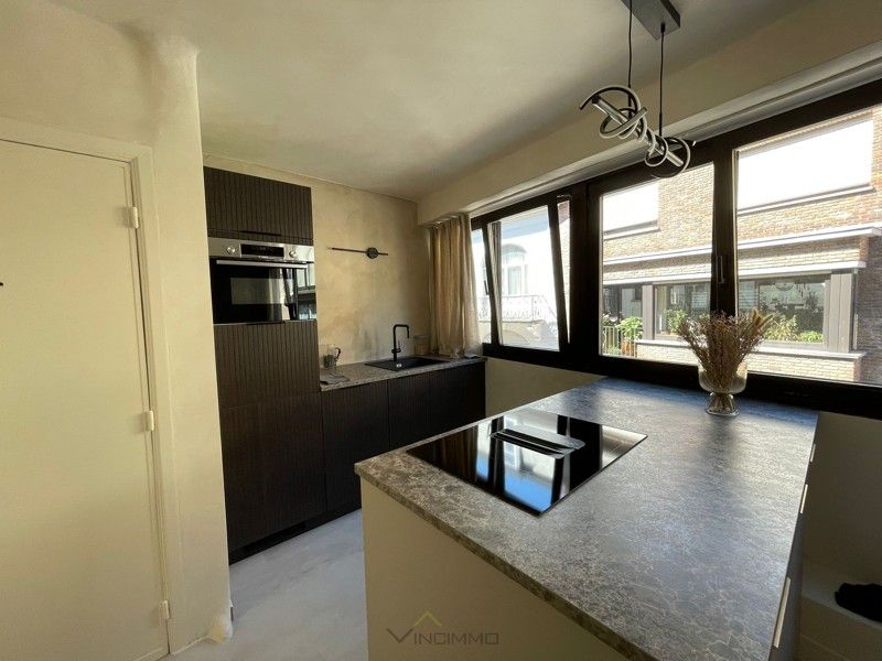 Instapklaar en recent gerenoveerd appartement met 2 slaapkamers en zongericht terras. foto {{pictureIndex}}