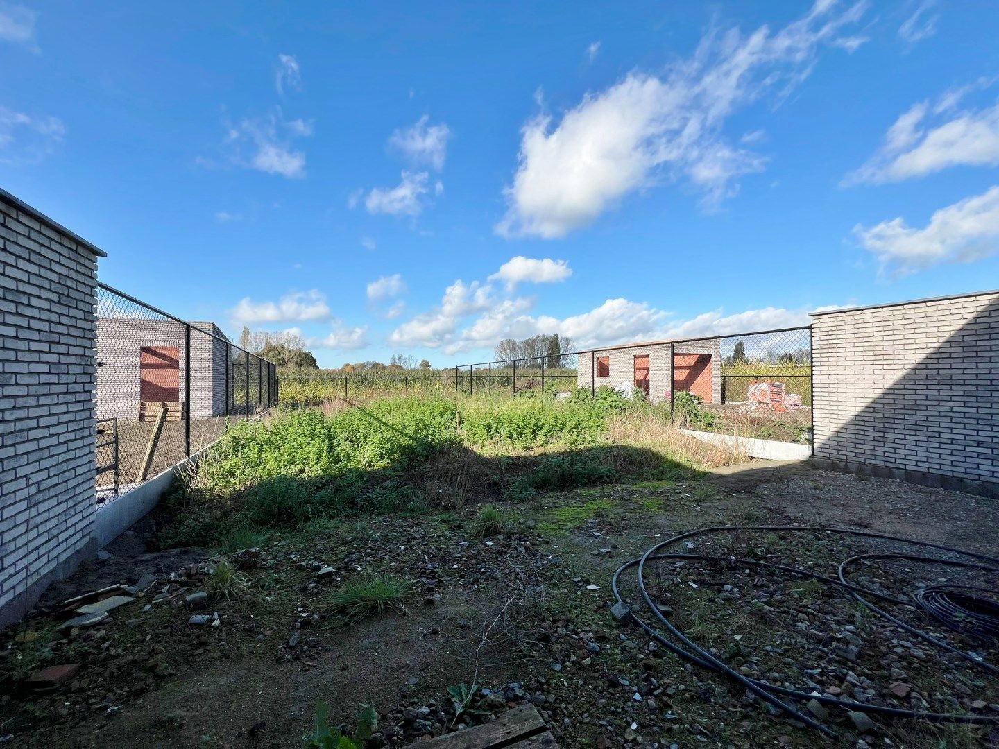 Vernieuwbouw met garage en tuin met open landelijk zicht.  foto 20