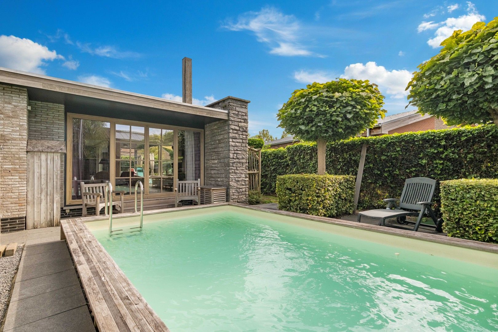 Instapklare bungalowvilla met zwembad en tijdloze architectuur. foto {{pictureIndex}}