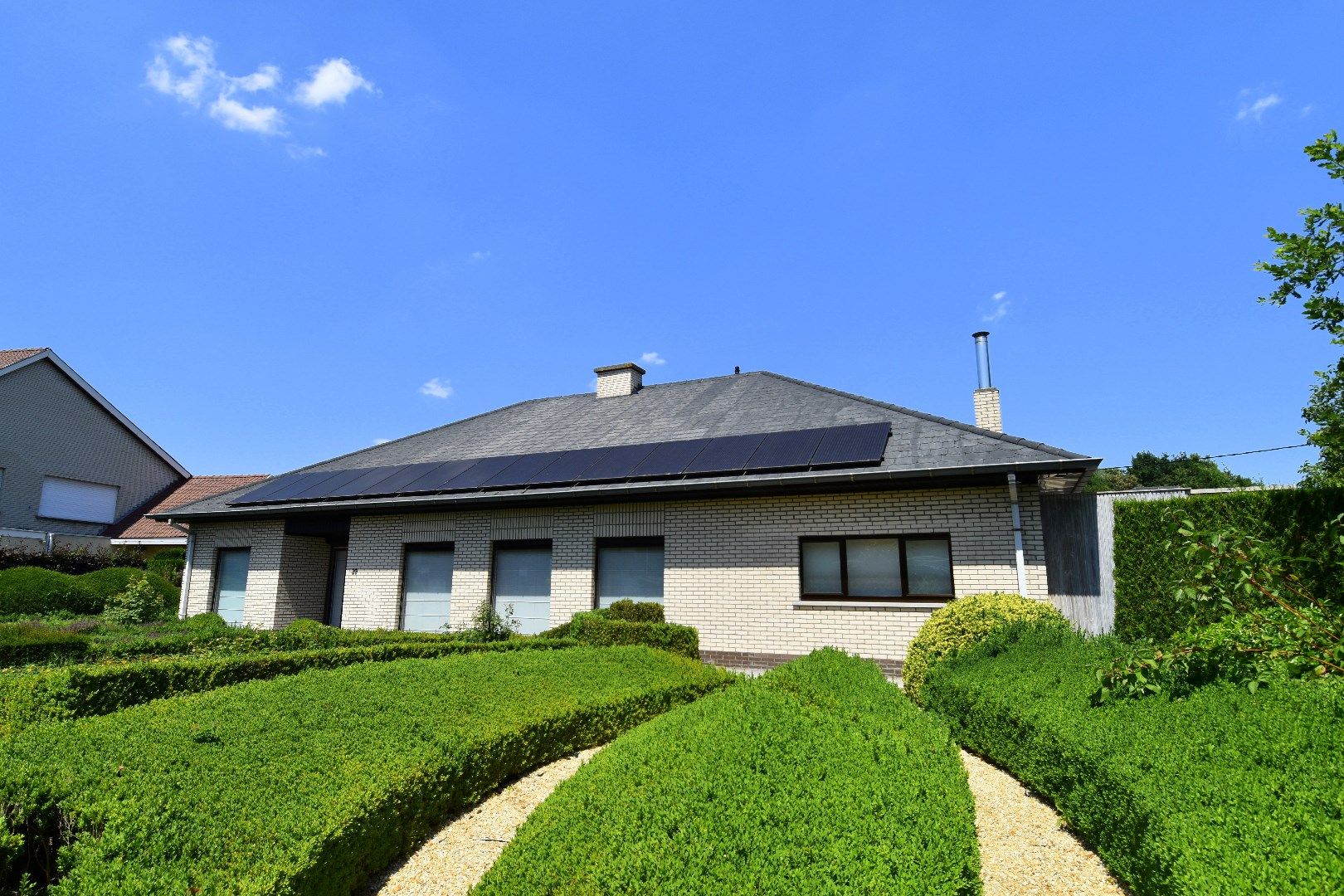 Villa met uitstraling te koop op 1922 m² grond nabij het centrum van Gullegem foto {{pictureIndex}}