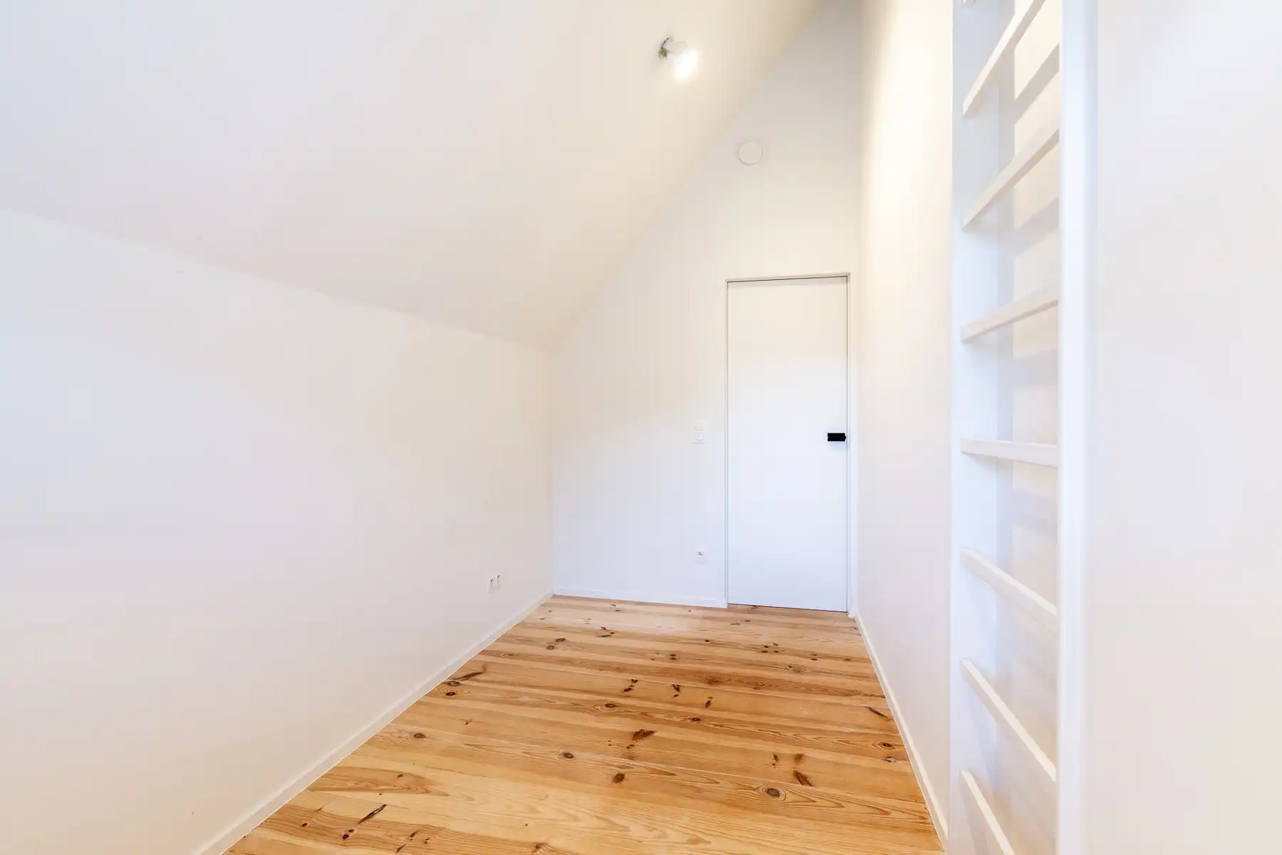 Volledig vernieuwde, gezellige ongemeubelde woning foto 17
