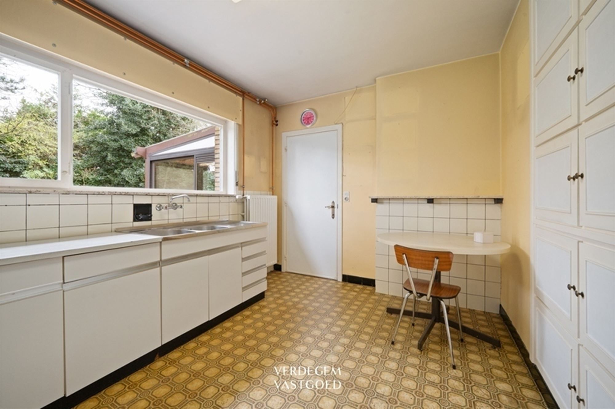 Ruime villawoning met 4+1 slaapkamers en fijne tuin, te renoveren foto 8