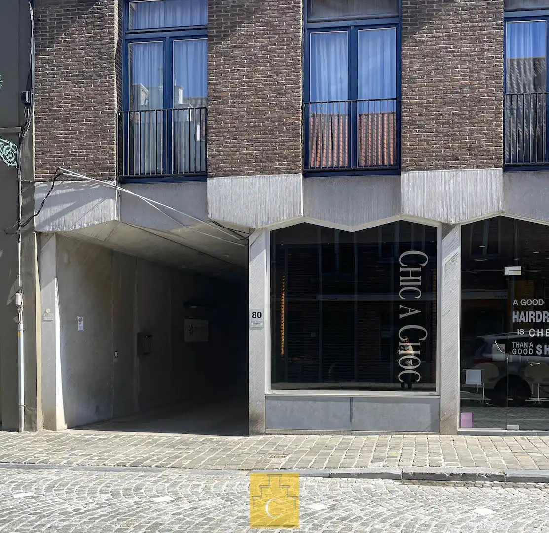 autostandplaats te huur in de Ezelstraat foto {{pictureIndex}}