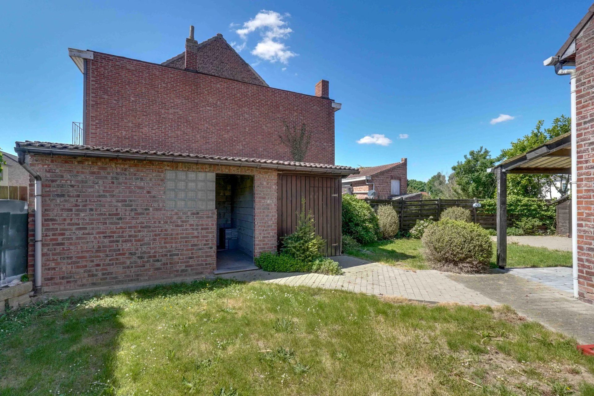 Ruime woning in rustige buurt foto 22