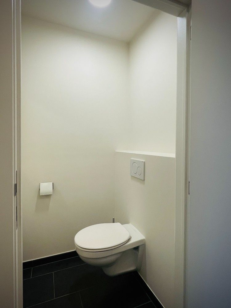 Modern 1 slpk. appartement op wandelafstand van het station en stadscentrum van Genk, met als extra troeven een apart ingericht bureau en groot terras met prachtig zicht. foto 8