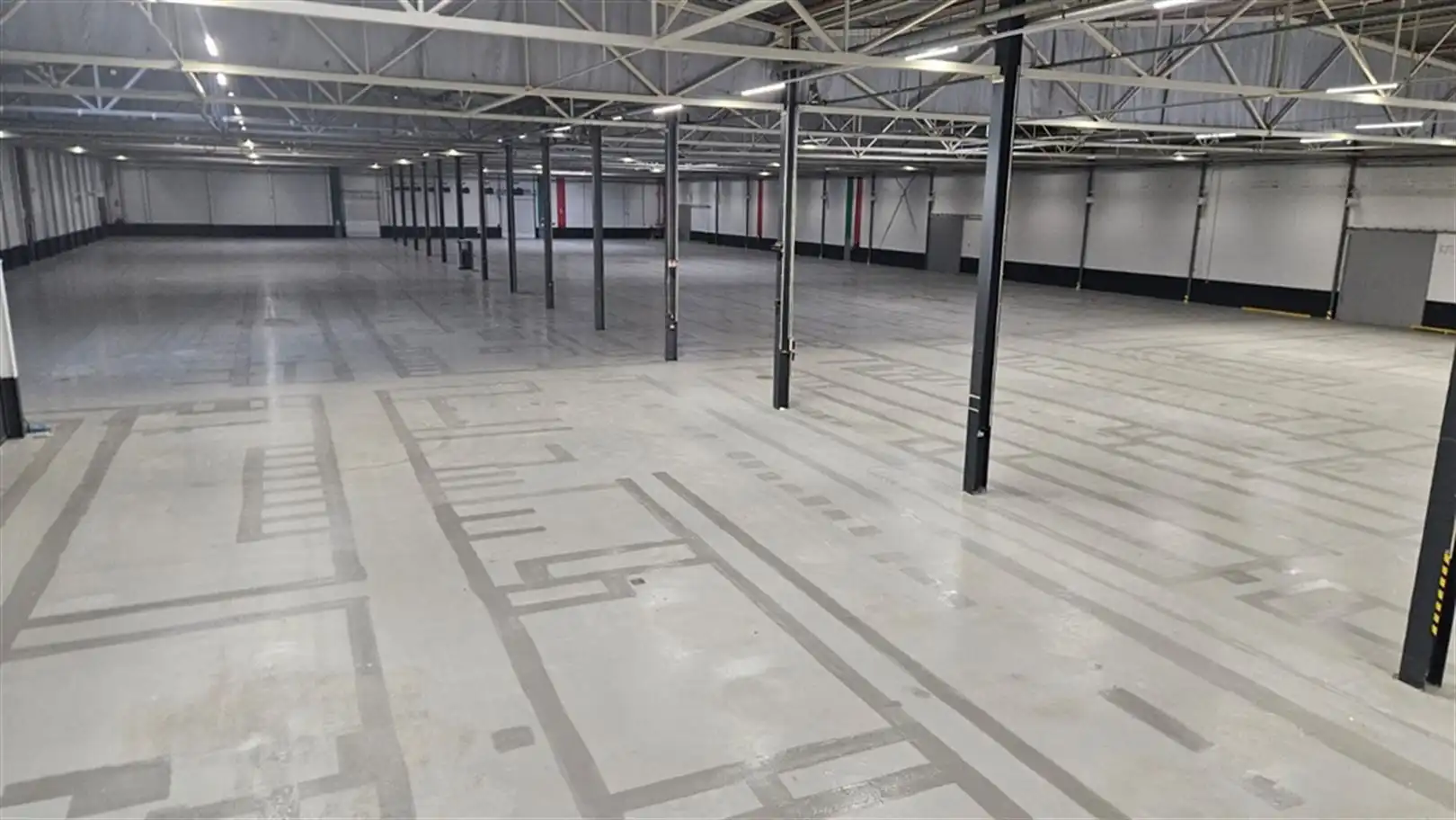 Logistieke unit + kantoren te Zele foto 7