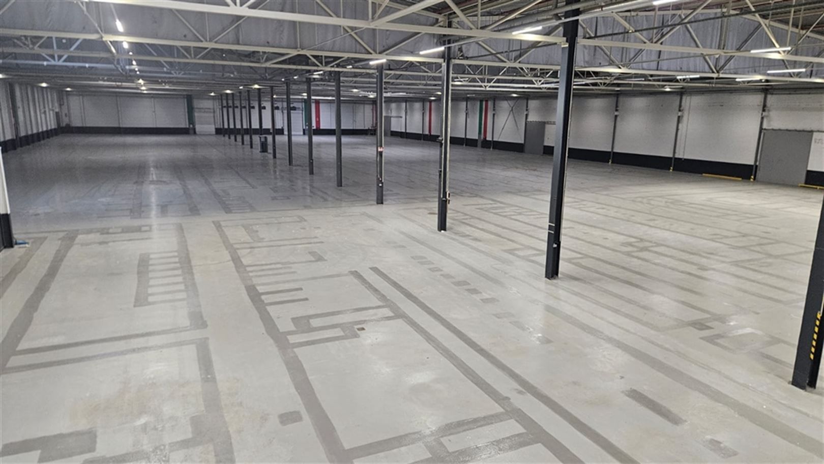 Logistieke unit + kantoren te Zele foto 7