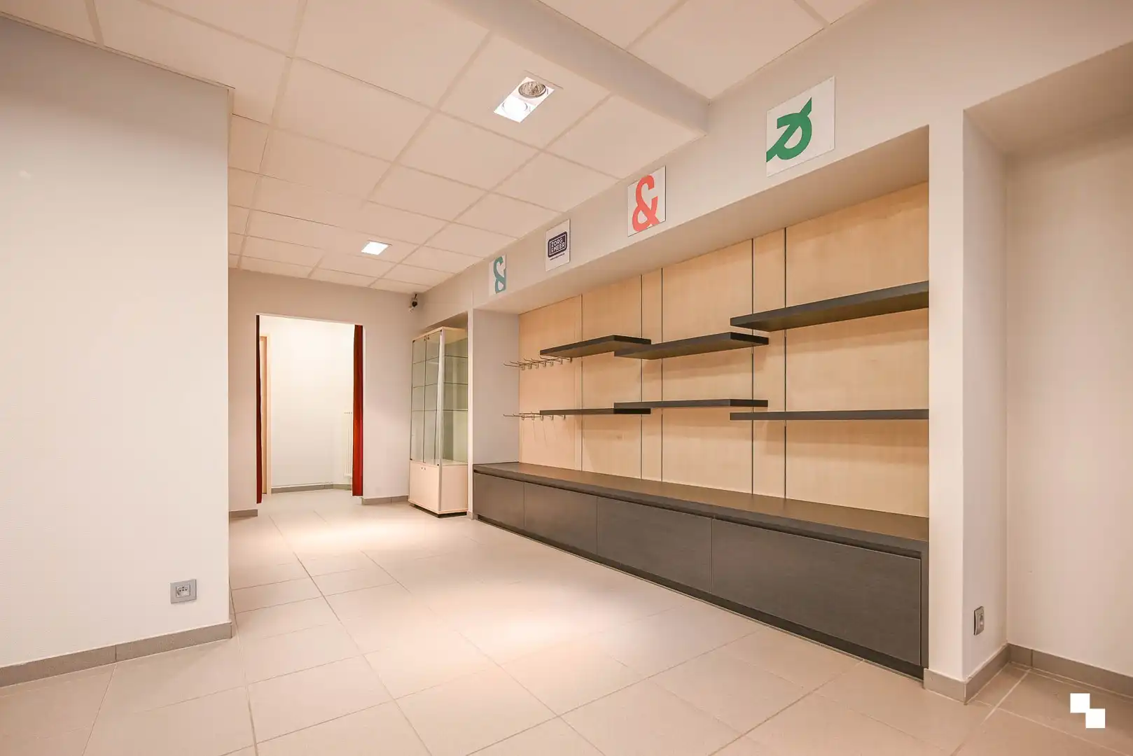 Deels ingerichte handelsruimte op toplocatie te Sint-Andries foto 8