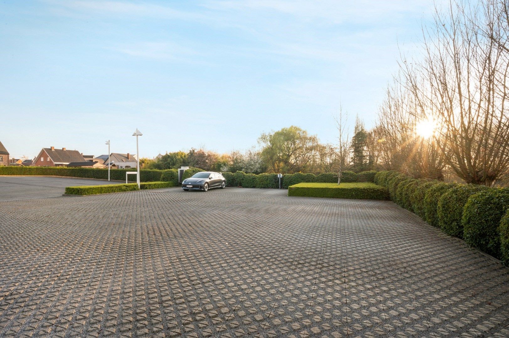 Volledig geïnstalleerd bedrijf met kantoren, parkeerplaatsen en bedrijfswoonst. foto 7