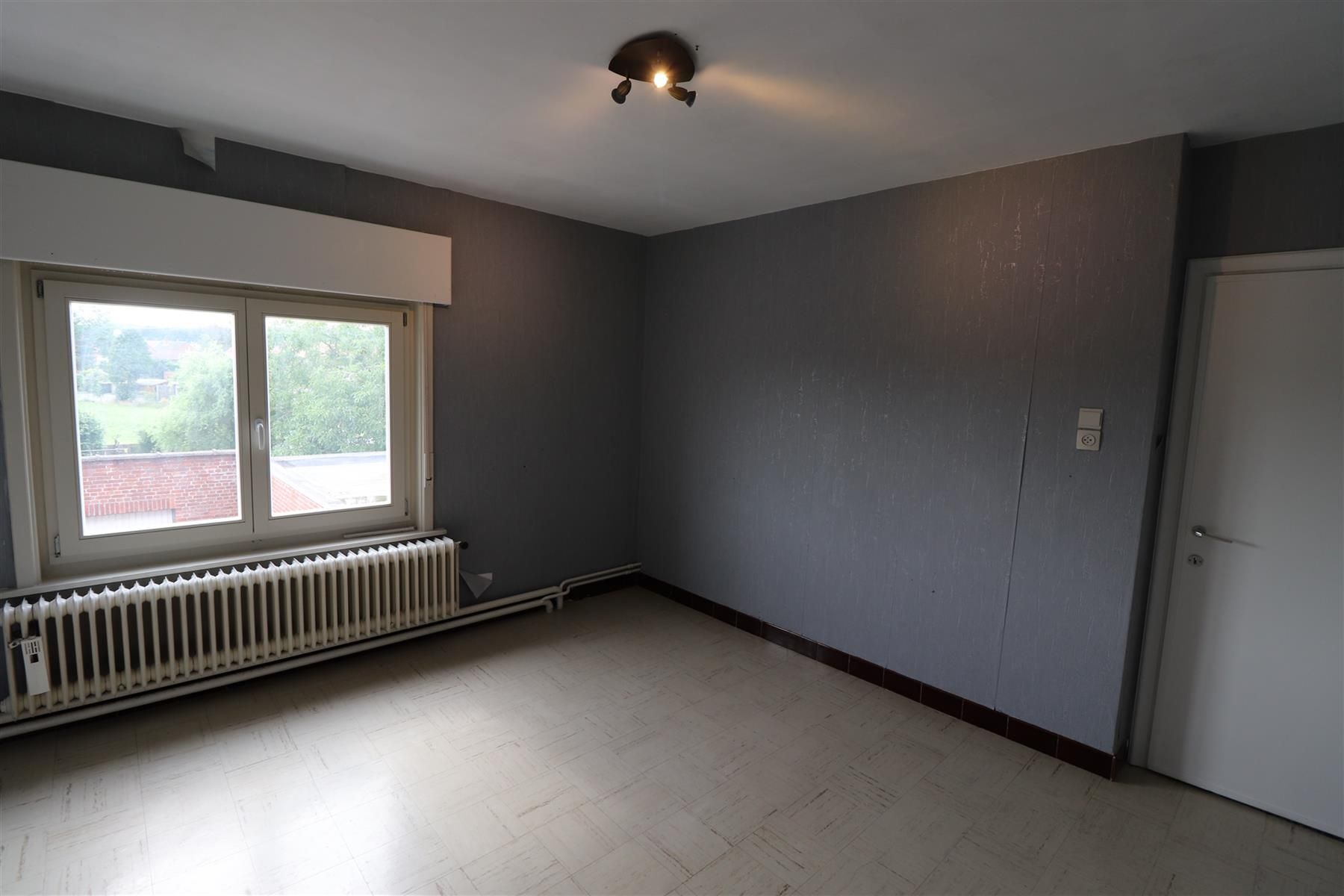 Een ruim woonhuis - halfopen bebouwing - met garage en tuin. foto 8