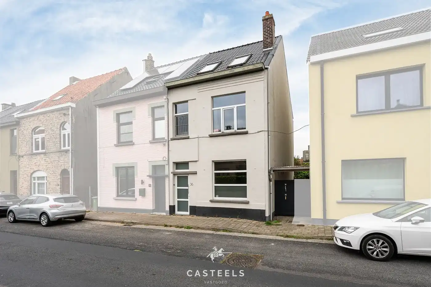 Centraal gelegen rijwoning met tuin in Sint-Denijs-Westrem foto {{pictureIndex}}