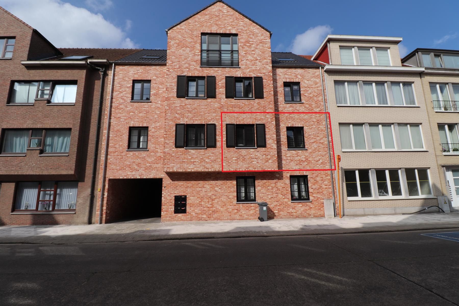 Een appartement op de eerste verdieping rechts met 2 slaapkamers, lift, terras en carport foto 2