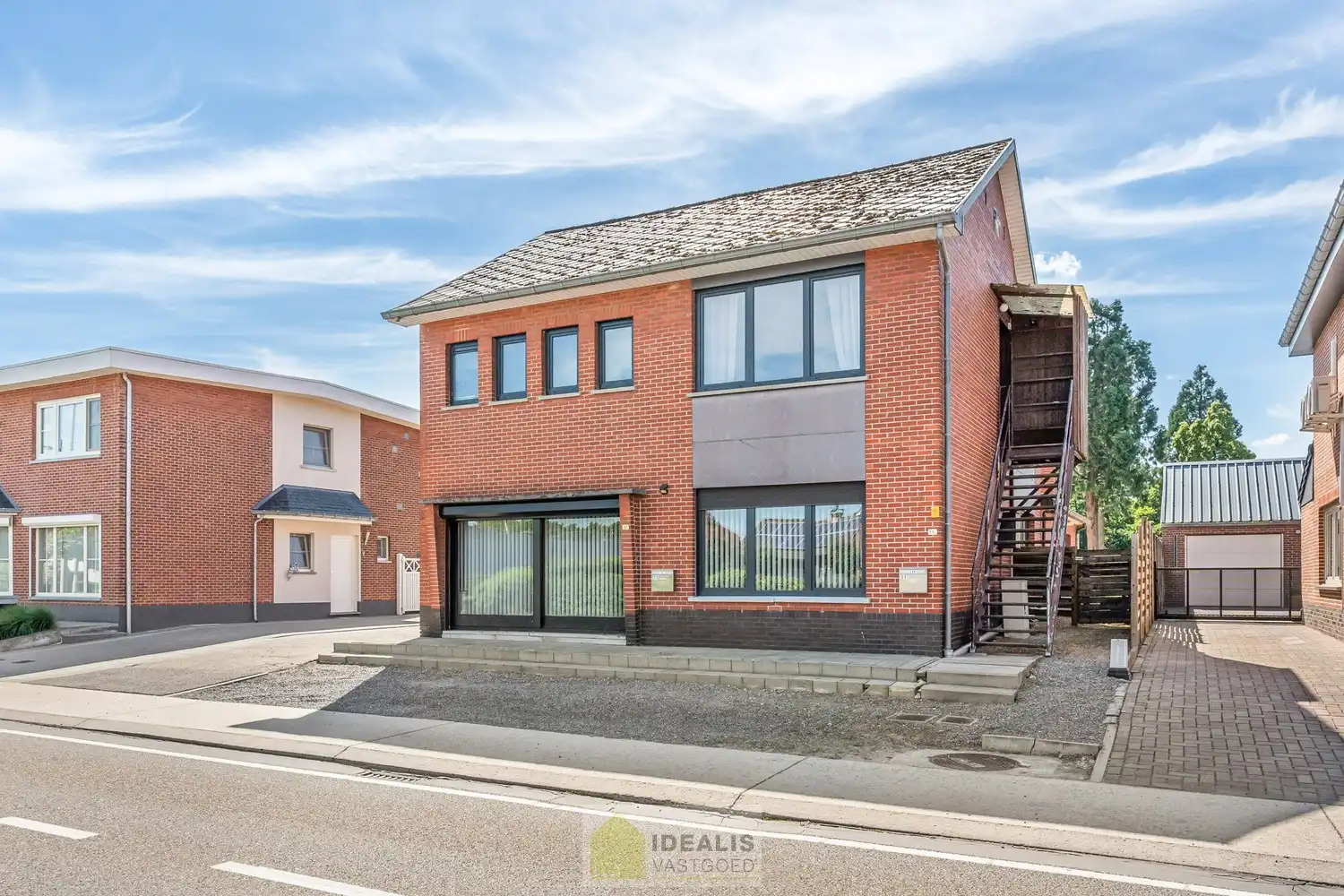IDEALIS VASTGOED – EENGEZINSWONING MET EEN KNAPPE LEEFRUIMTE MET OPEN HAARD EN AANSLUITEND OPEN MODERNE KEUKEN, EEN HEERLIJKE VERANDA, MOGELIJKHEID TOT 4 SLAAPKAMERS, 2 BADKAMERS, 2 GARAGES EN EEN RUIM WERKHUIS MOMENTEEL INGERICHT ALS LOUNGERUIMTE, VOLLEDIG AANGELEGD MET EEN KNAPPE TUIN OP EEN PERCEEL VAN 8A 65CA! Deze ruime gezinswoning omvat +- 204m² netto bewoonbare oppervlakte met een aangename woonkamer bestaande uit zit-en eetgedeelte, een open moderne keuken, veranda, mogelijkheid tot 4 slaapkamers en 2 badkamers. Momenteel is de woning ingericht als 2 aparte woongelegenheden. Tevens beschikt de woning over een apart garagegebouw bestaande uit 2 garages met achterliggend een werkhuis momenteel ingericht als loungeruimte. Een unieke kans voor kandidaten op zoek naar een ééngezinswoning voorzien van alle faciliteiten op een fijne locatie tussen de centra van Oudsbergen, Bocholt, Bree en Peer! De huidige eigenaar heeft reeds een nieuw dak aangekocht. Dit wordt geplaatst voor de... foto 4