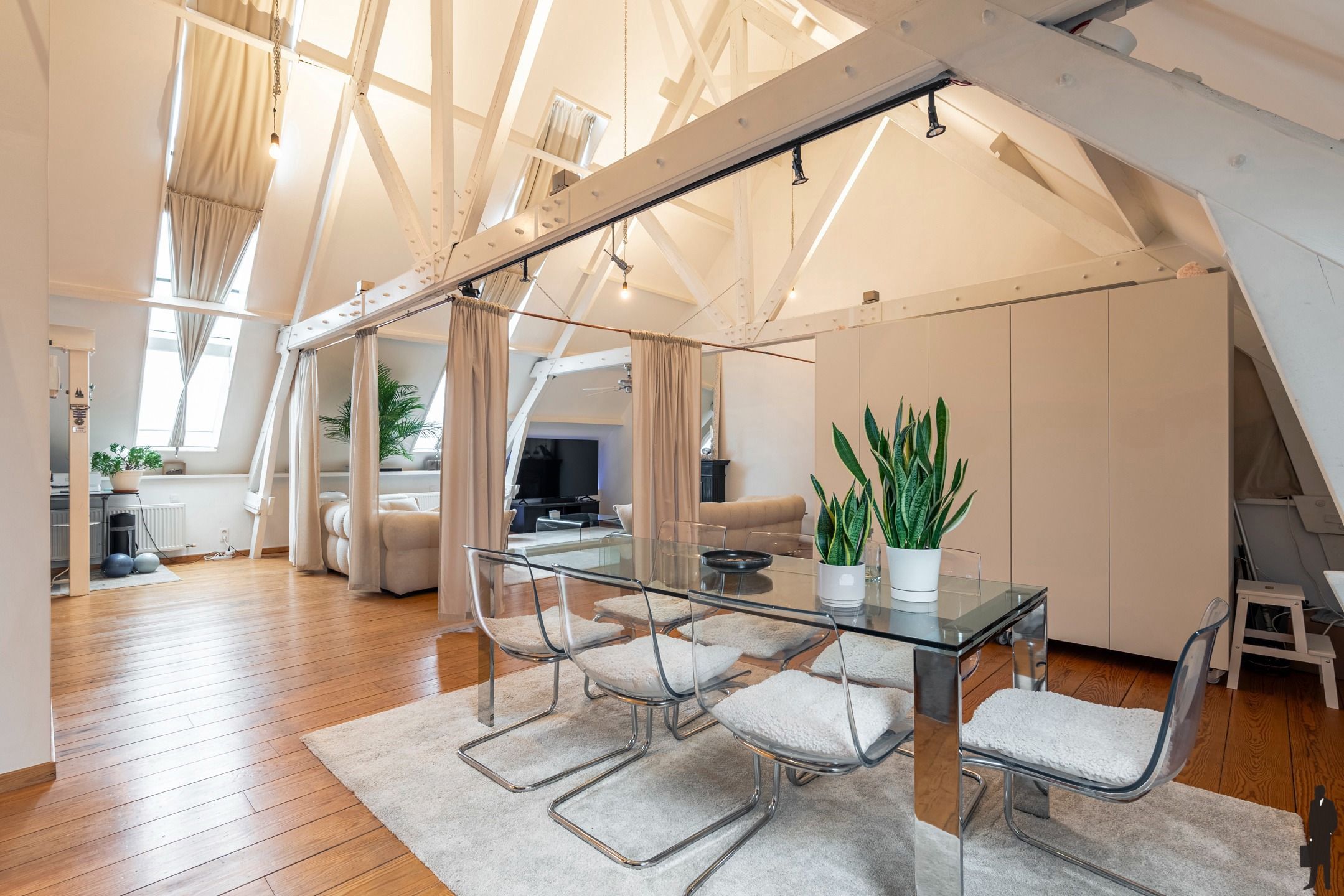 Unieke loft met mezzanine en terras in voormalige Rijkswachtkazerne in&nbsp;Hoogstraten foto 2