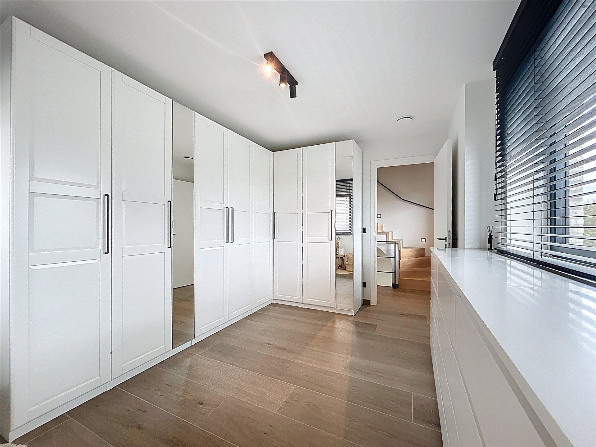 Half open bebouwing met 4 slaapkamers en ruime garage op perceel van 518m² foto 17