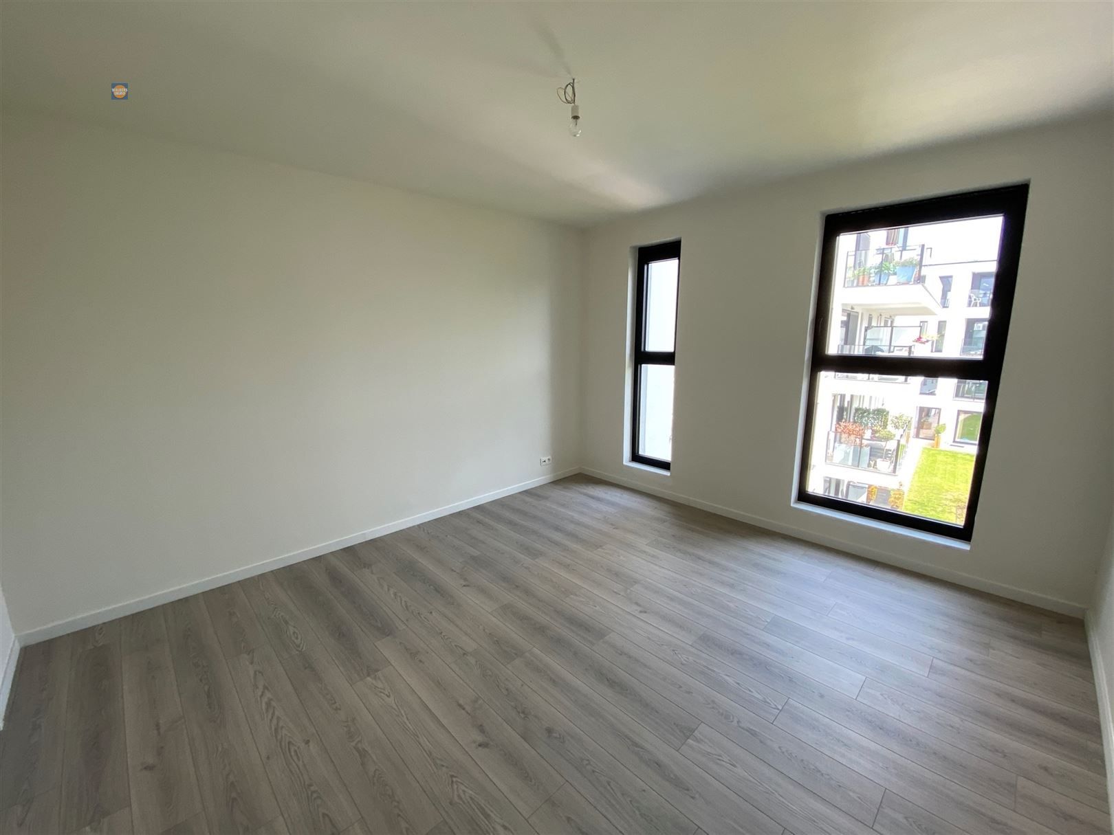 Stijlvol appartement met terras en autostaanplaats foto 8
