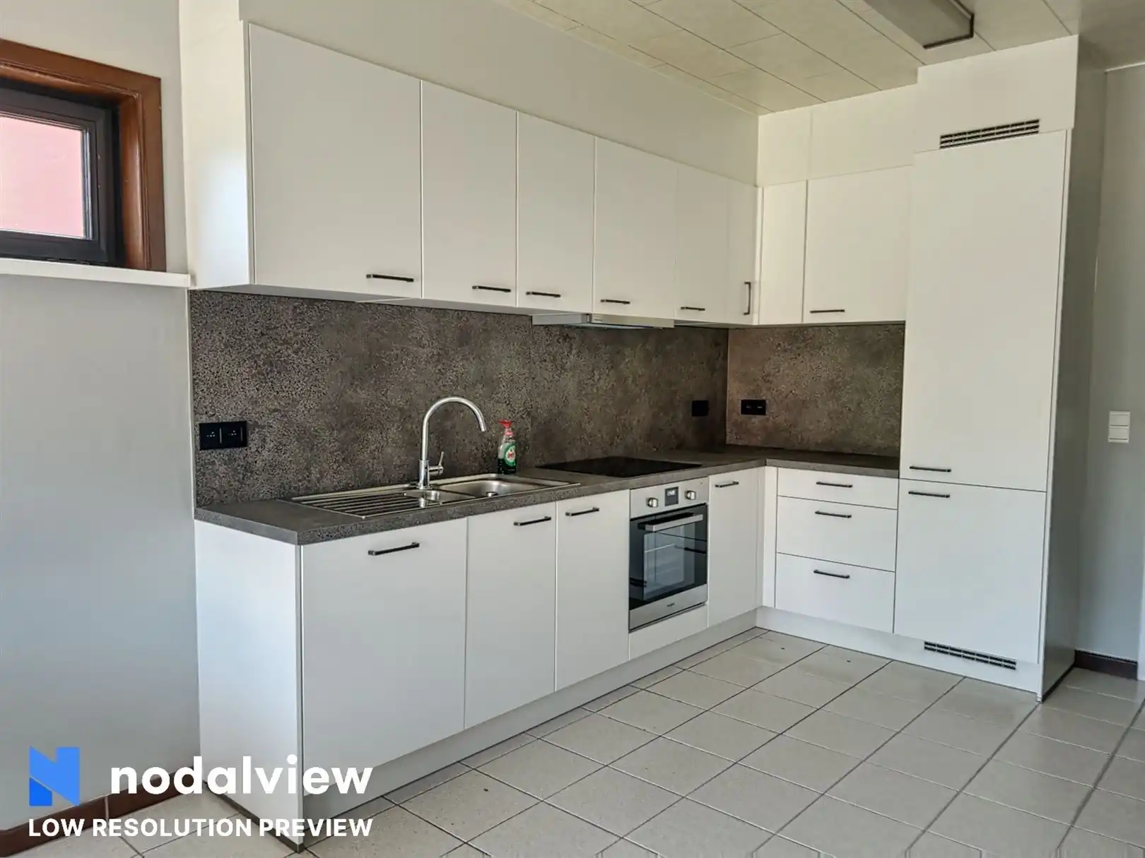 Rustig gelegen open bebouwing met 2 slaapkamers en bureau op een perceel van 920 m². foto 3