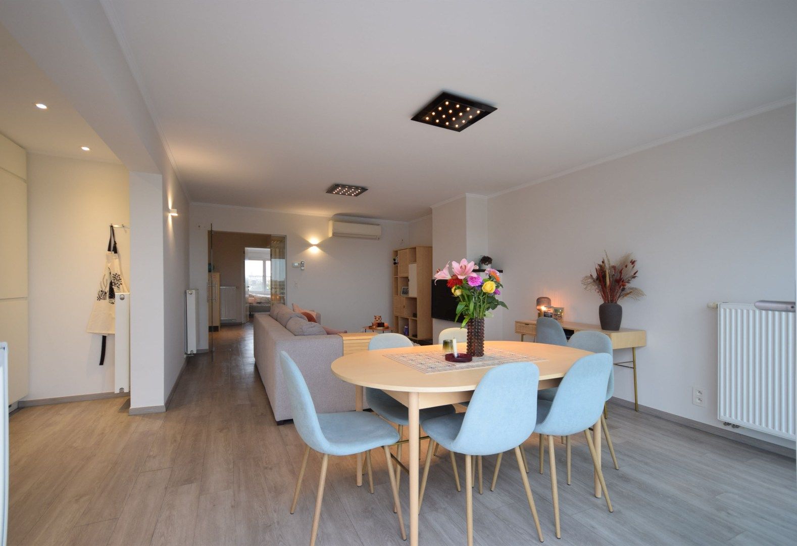 INSTAPKLAAR APPARTEMENT MET TERRAS EN GARAGE  foto {{pictureIndex}}