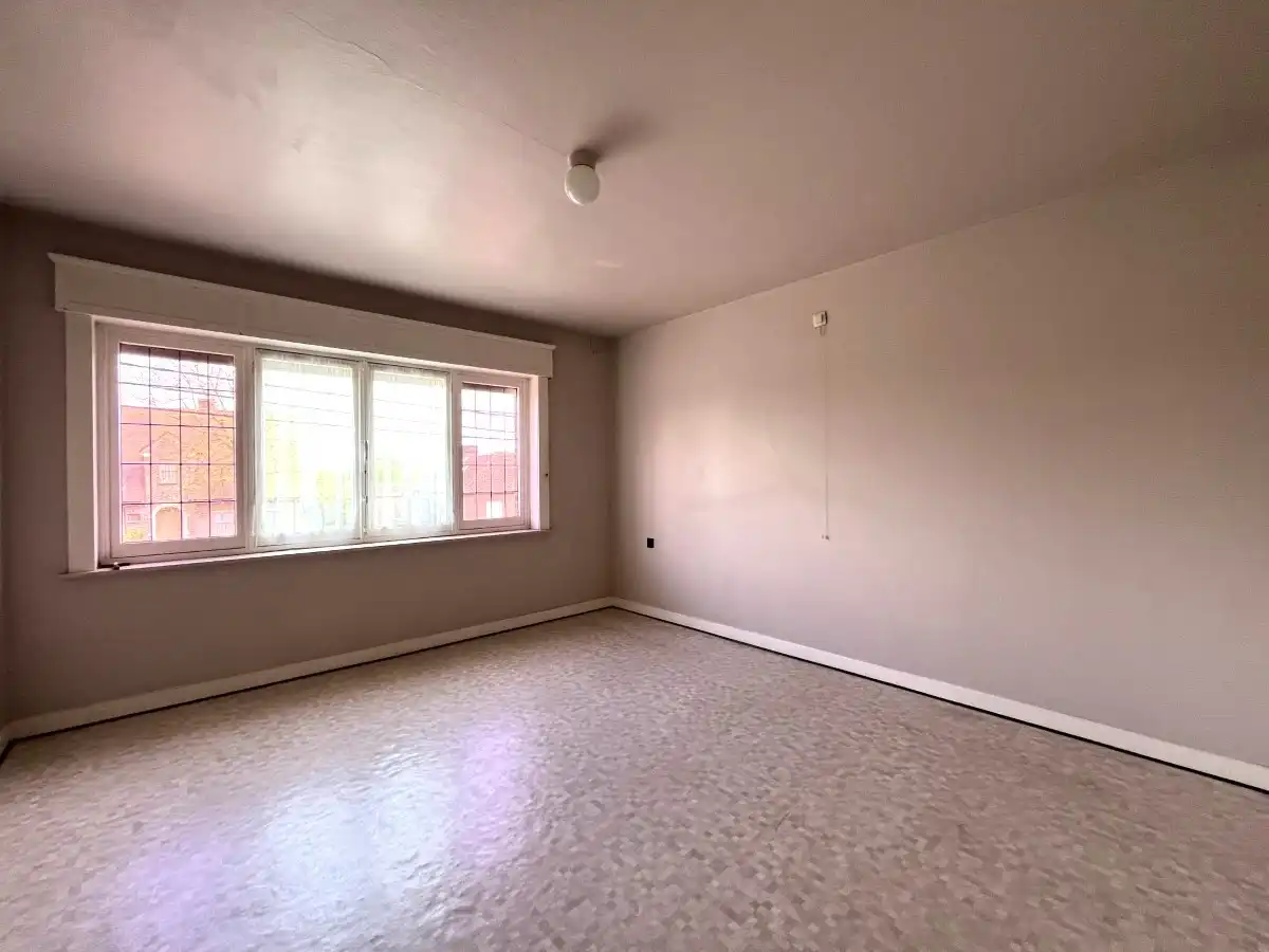 Rumbeke - Te renoveren woning met tuin, garage en uitweg achteraan foto 11