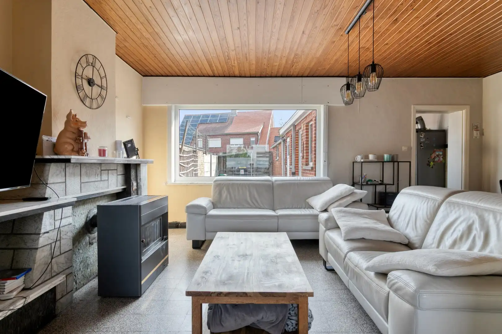 Te renoveren gezinswoning met garage foto 3