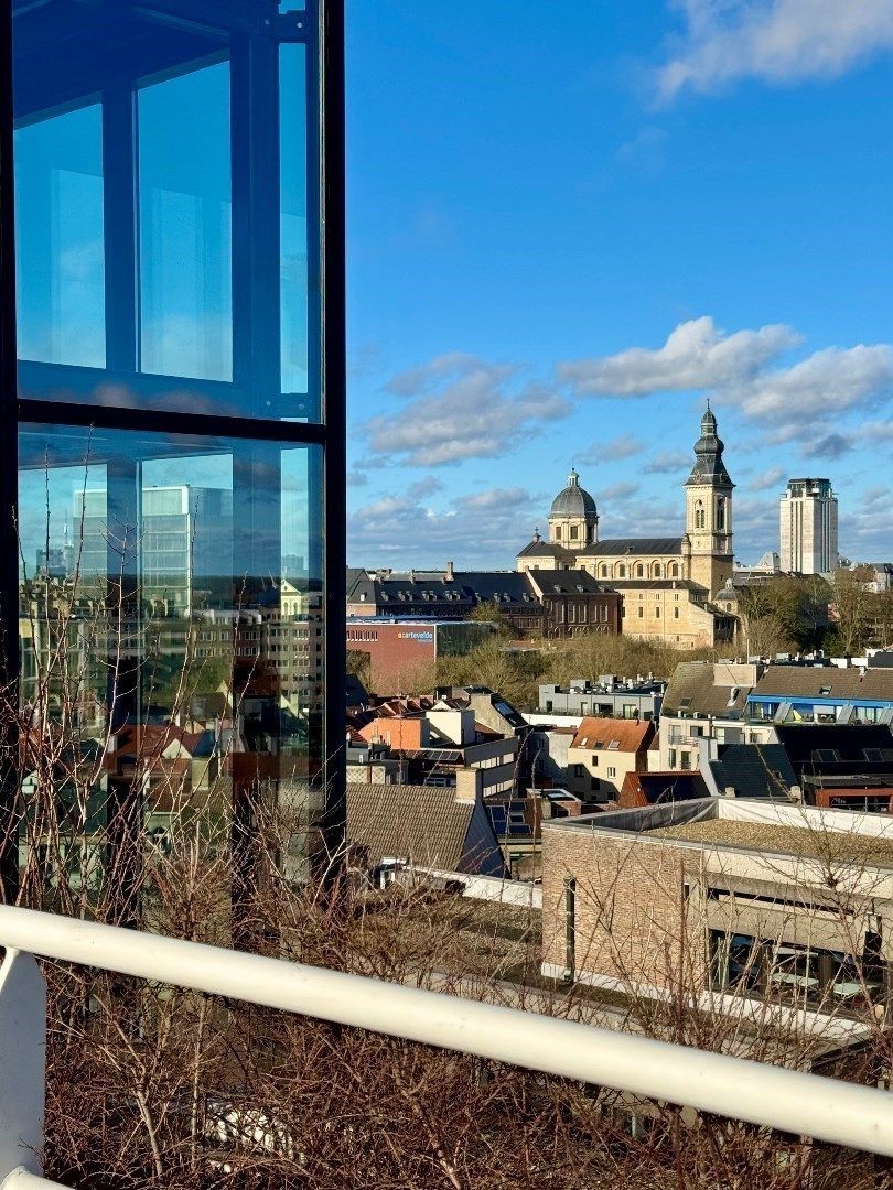 Luxueus appartement met panoramisch uitzicht in residentie Greentower foto 20