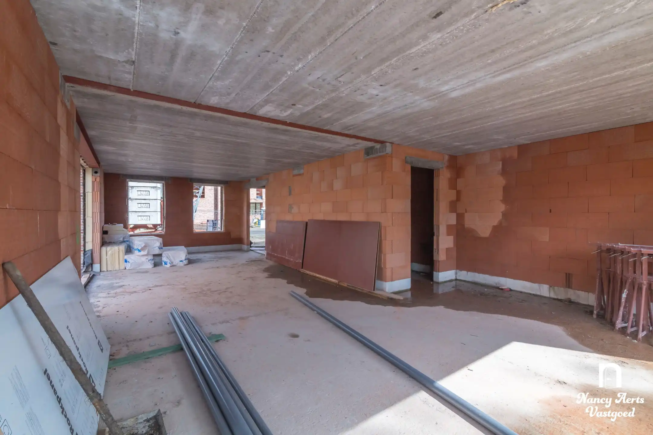 Ruime halfopen woning in opbouw met terras in rustige straat foto 5