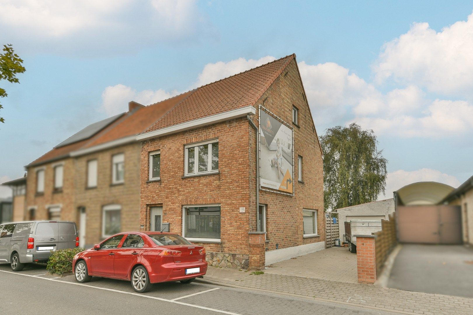 Te renoveren woning in het centrum van Veldegem foto 2