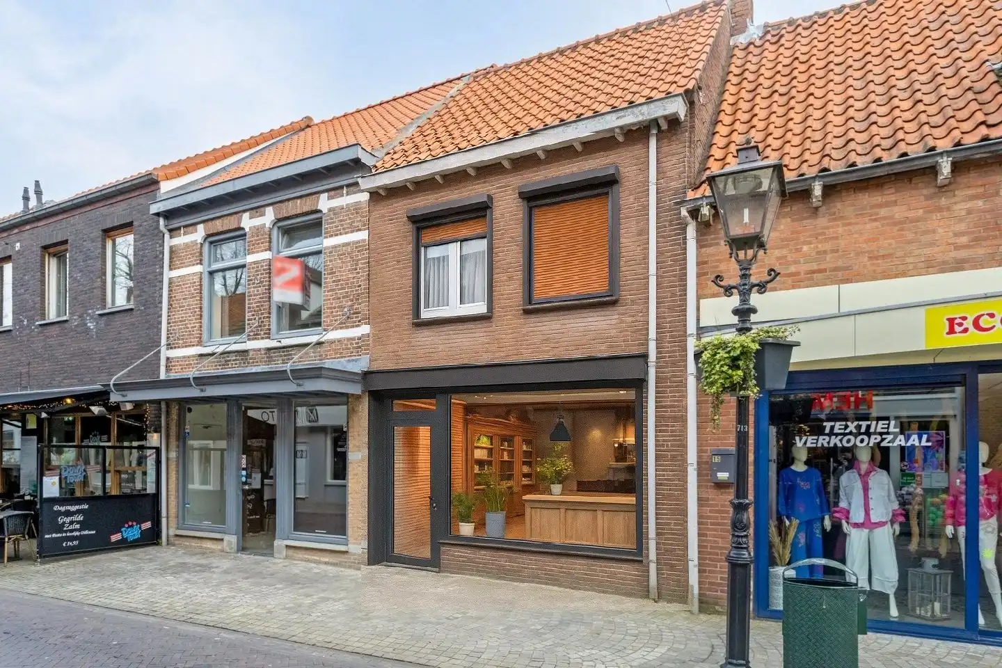 Handelsruimte en woning op toplocatie foto {{pictureIndex}}