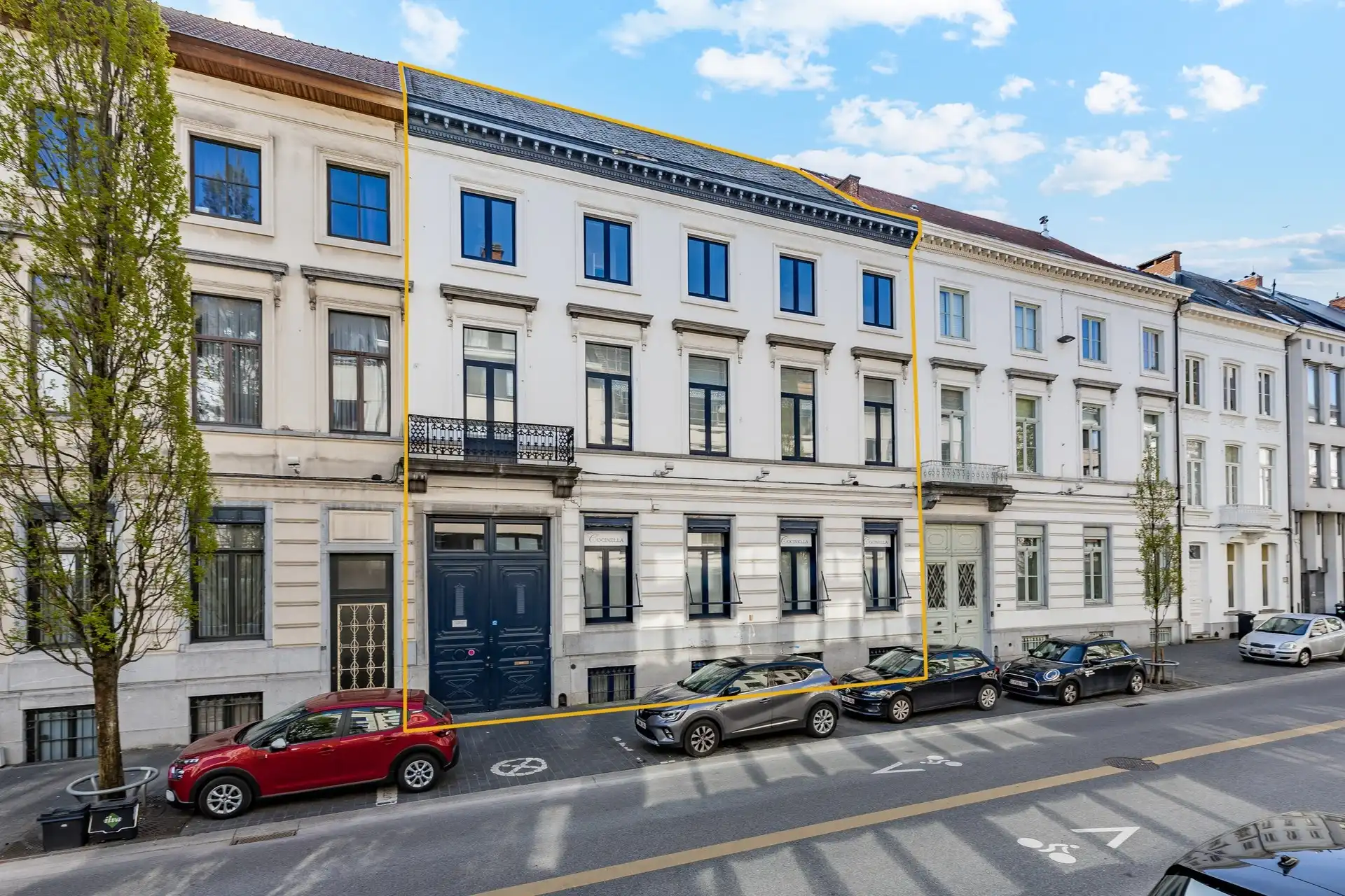 Uniek en uitzonderlijk ruim herenhuis op toplocatie in Aalst  foto {{pictureIndex}}