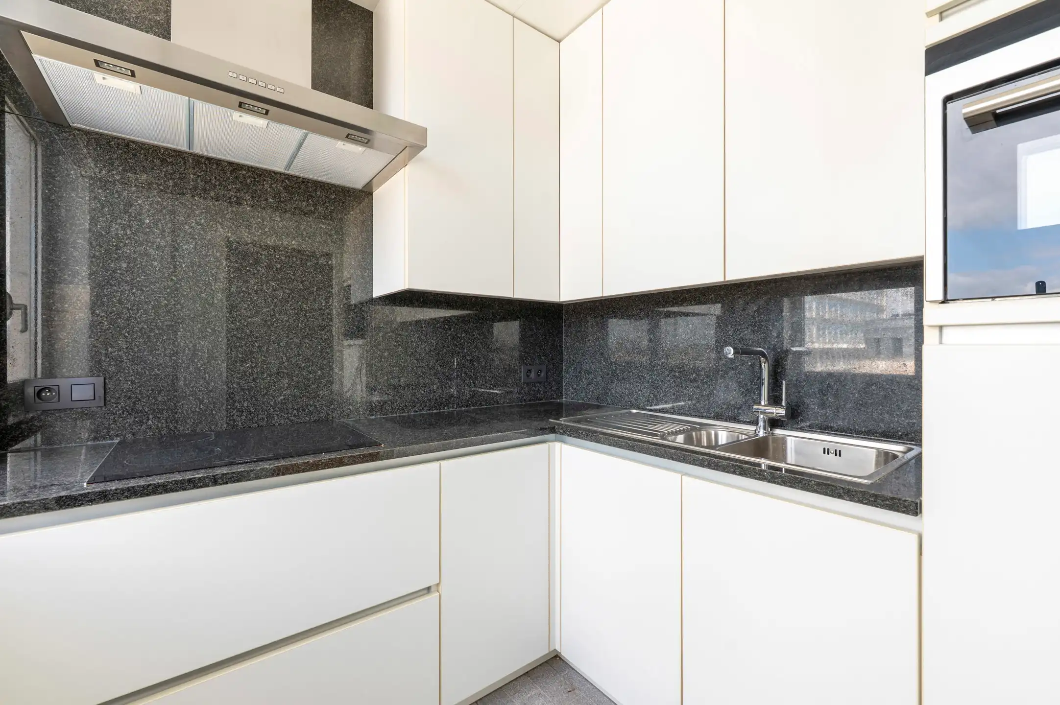 Instapklare studio met uitzicht & balkon in centrum foto 7