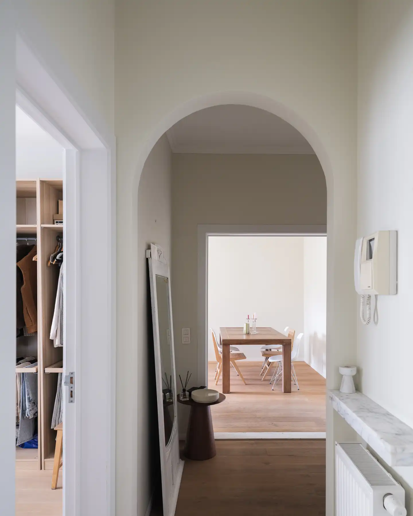 Hedendaags tweeslaapkamer appartement met garagebox foto 3