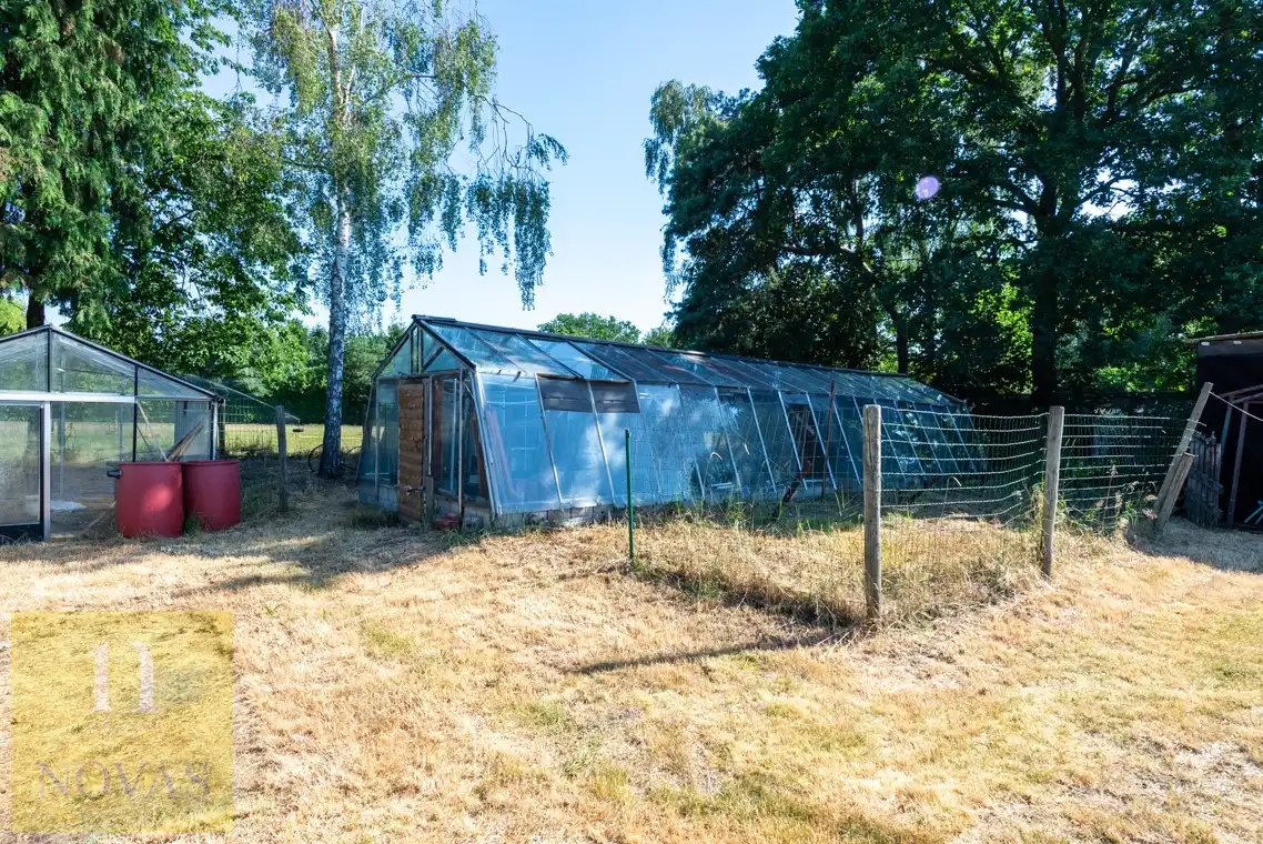 Landelijk gelegen woning op een perceel van 15 are, 23m straatbreedte foto 23