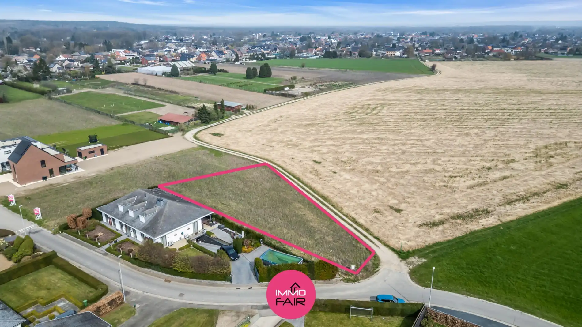 Open bebouwing met panoramisch zicht midden in de velden foto 2