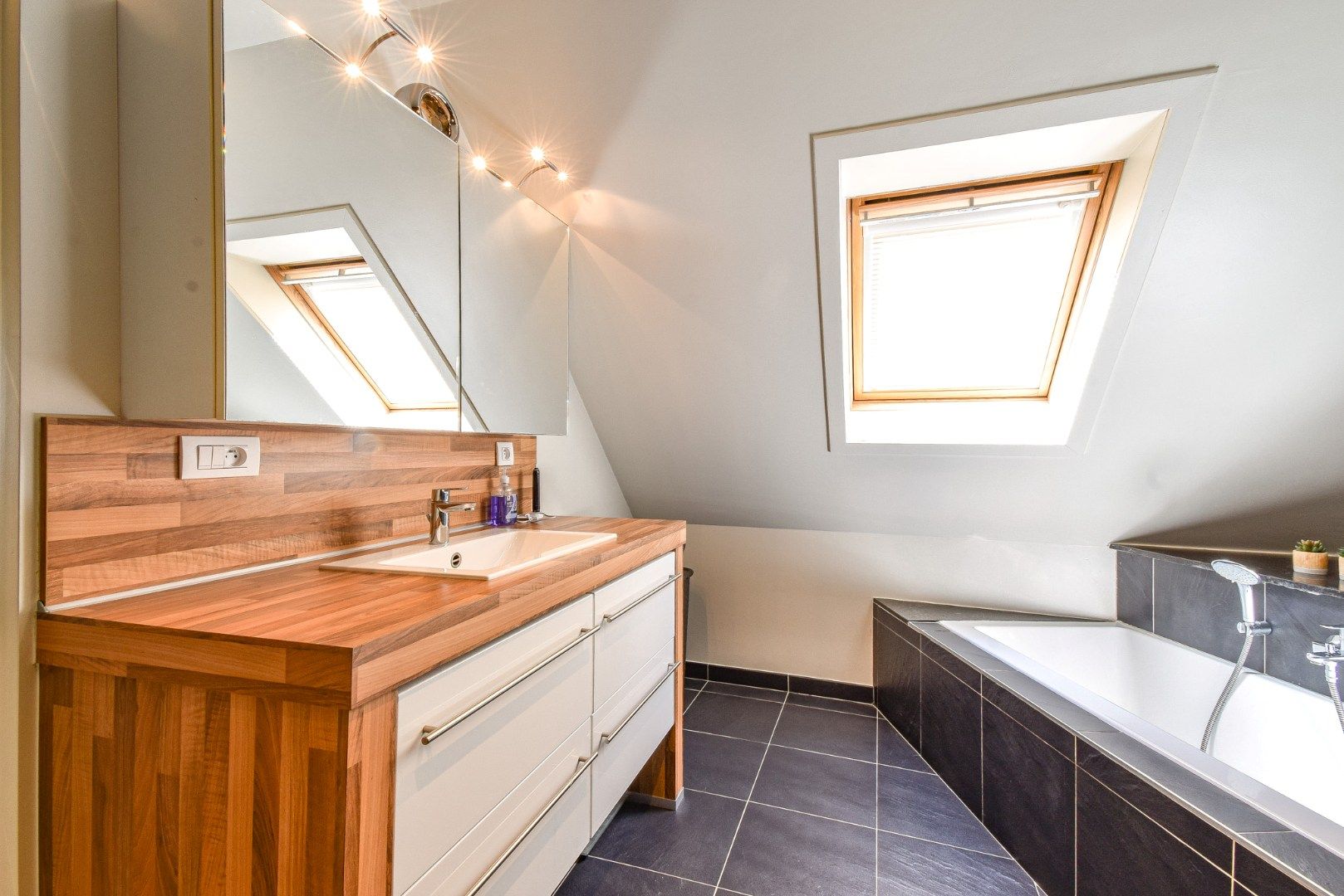 Stijlvol afgewerkte woning met tuin, zwemvijver en uniek zicht foto 13