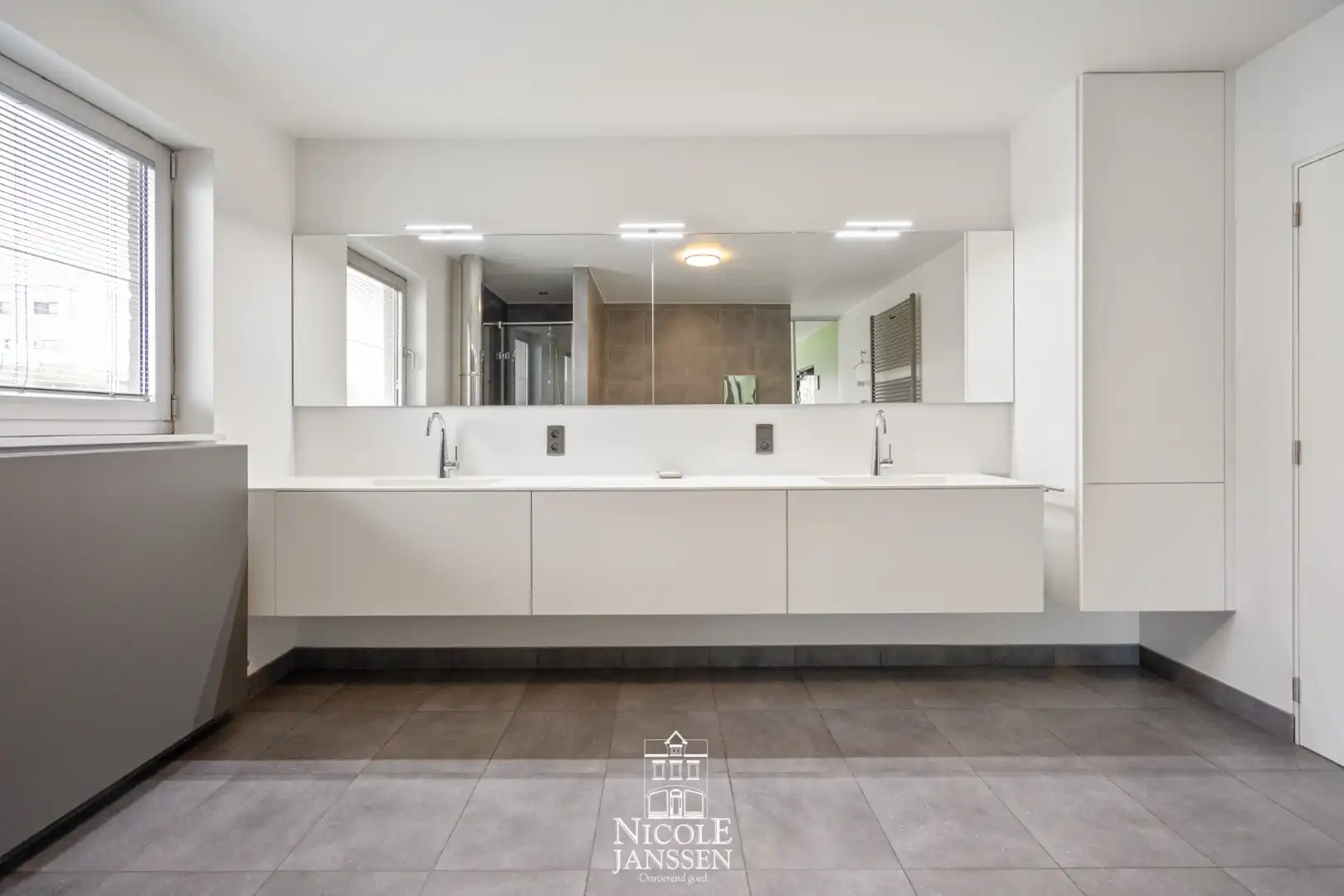 Zeer moderne en luchtige woning  foto 21