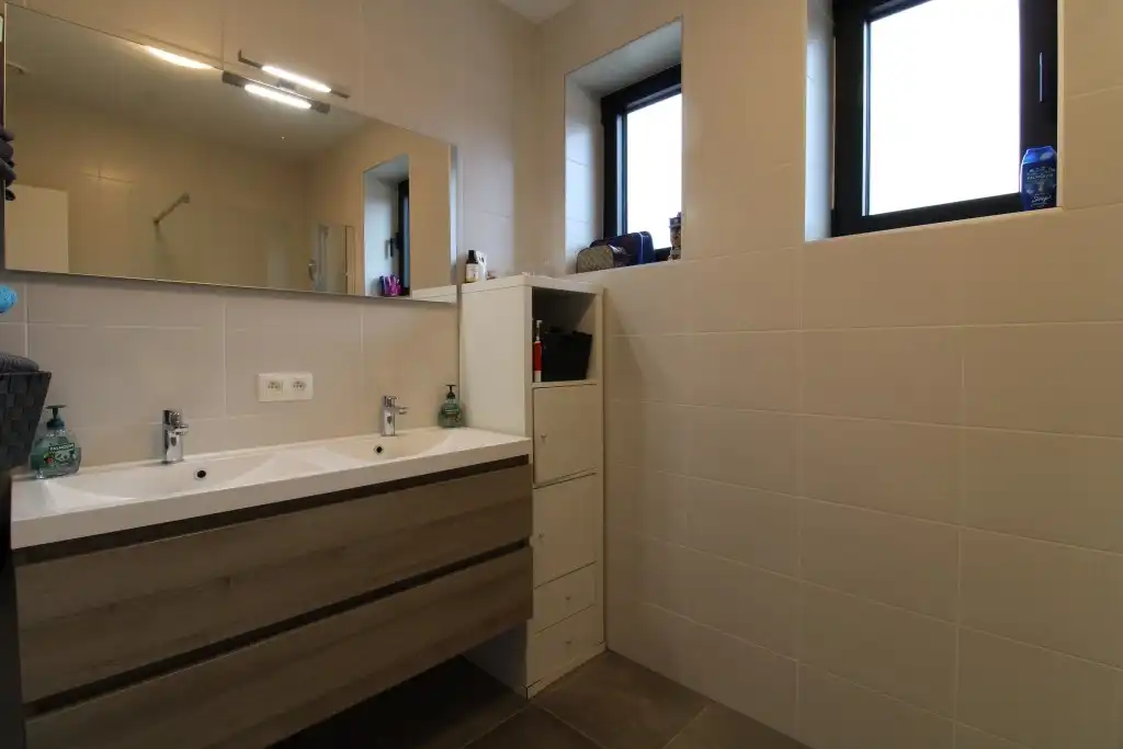 Prachtig appartement gelegen op de 1ste V met ondergrondse autostaanplaats en 2 fietsenstallingen.  foto 11