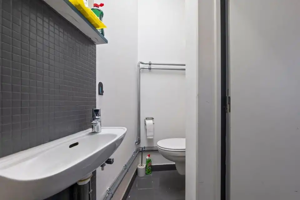 INSTAPKLARE HANDELSRUIMTE MET KANTOOR, VERGADERRUIMTE EN KELDER OP TOPLOCATIE IN SINT-TRUIDEN foto 11