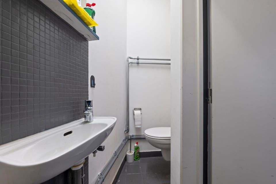 INSTAPKLARE HANDELSRUIMTE MET KANTOOR, VERGADERRUIMTE EN KELDER OP TOPLOCATIE IN SINT-TRUIDEN foto 11