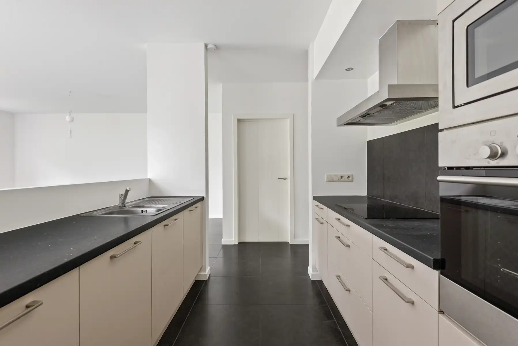 Gelijkvloers app. met tuin in het centrum van 's Gravenwezel. foto 7