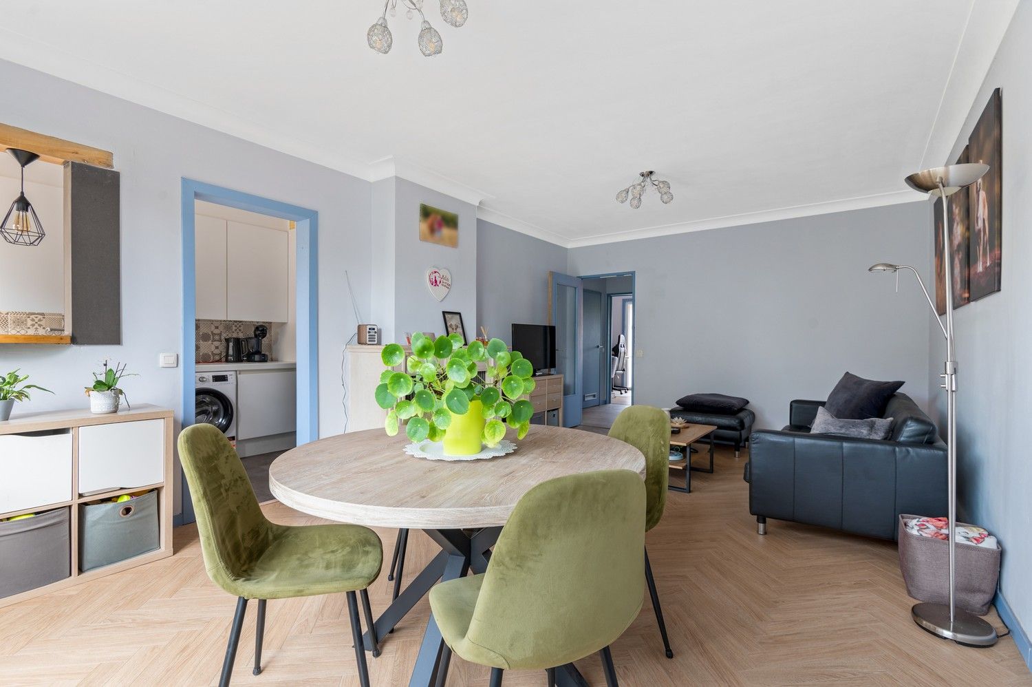 2 slaapkamer appartement met een terras in kleinschalig gebouw in Deurne! foto 3