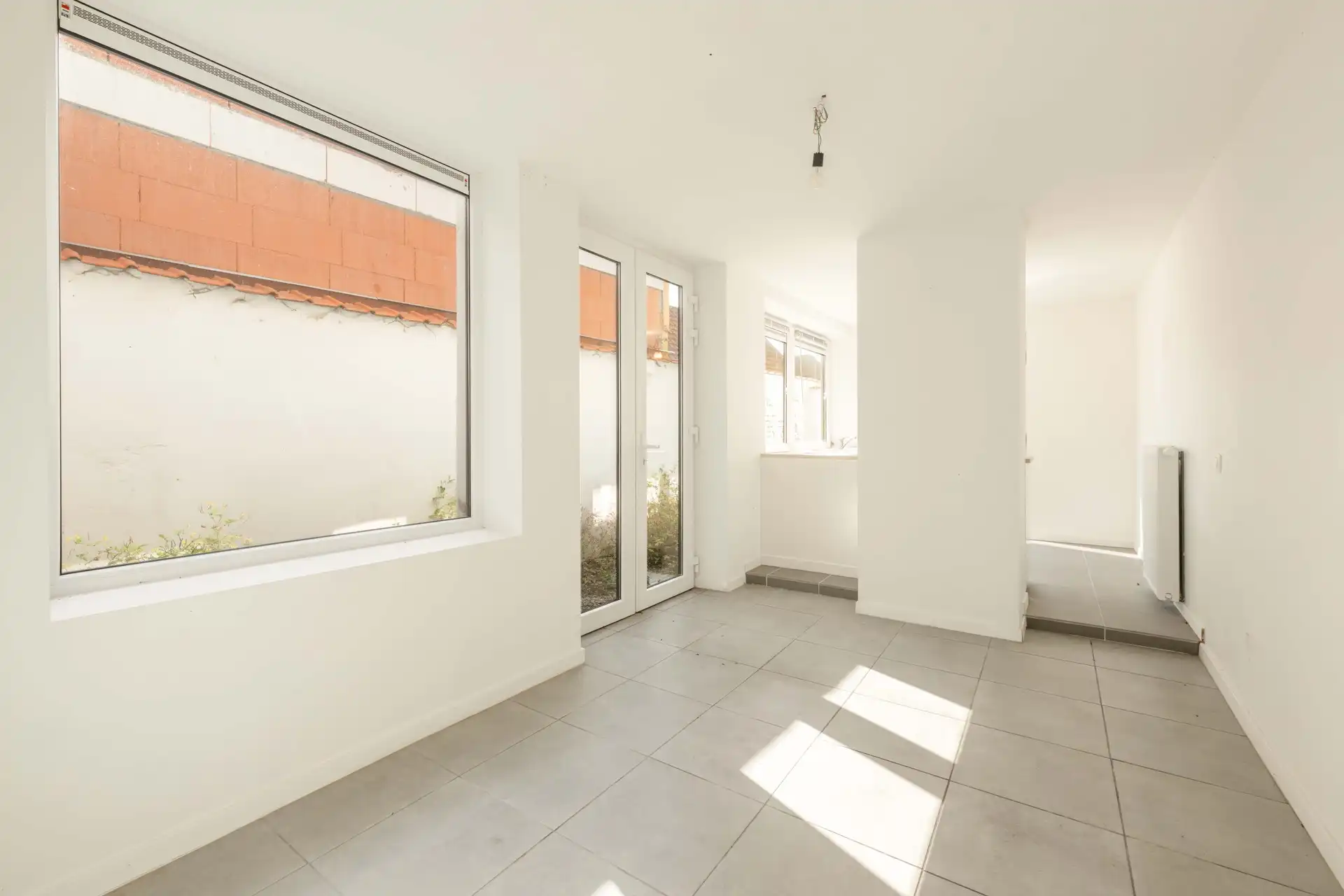 Volledig gerenoveerde rijwoning met 3 slaapkamers, 2 badkamers & gezellige binnenkoer in Wevelgem foto 6
