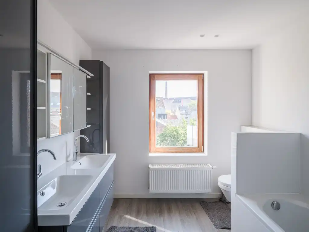 Lichtrijke en instapklare woning met charmante gevel en stadstuin nabij het Baudelopark. foto 22