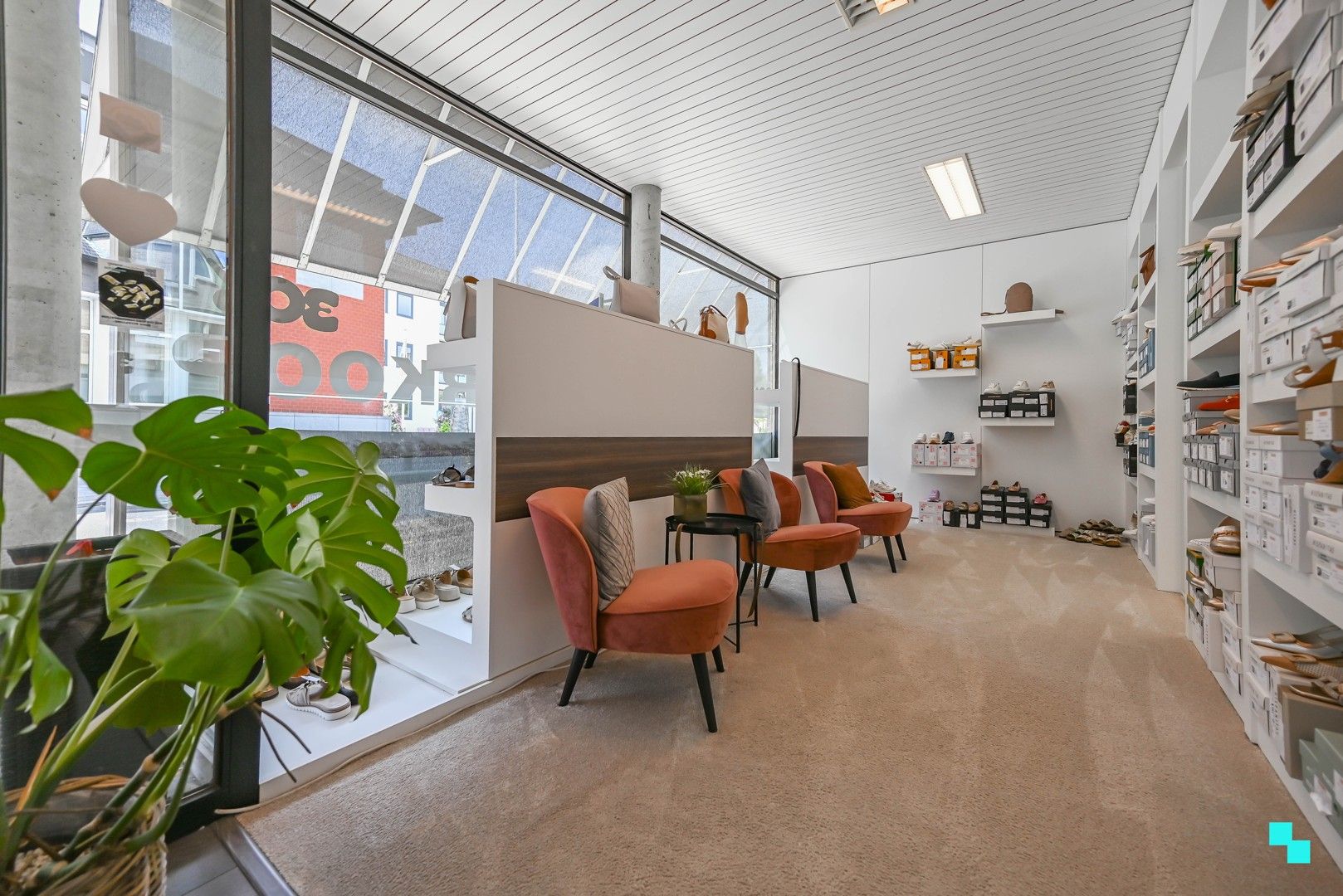 Centraal gelegen handelspand met etalage in hartje Lendelede foto 15